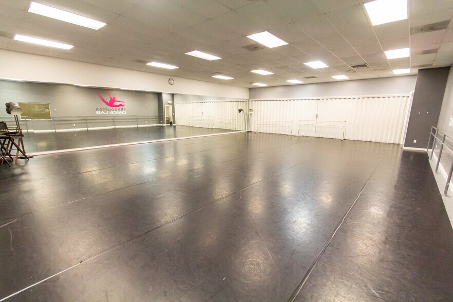 More Photos Of 3939 Hillcroft Ave, Houston Storefront For Lease