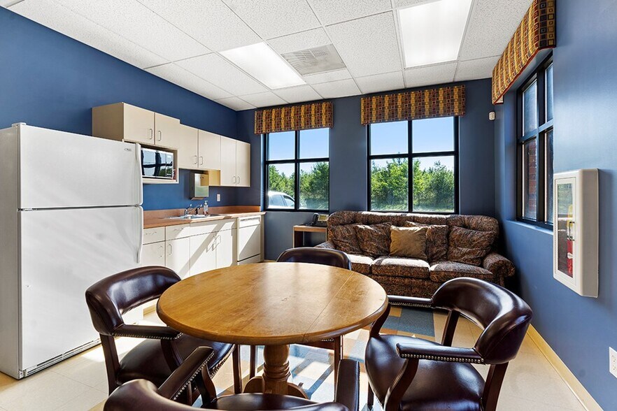 More Photos Of 202 Overland Dr, Greenwood Medical For Lease