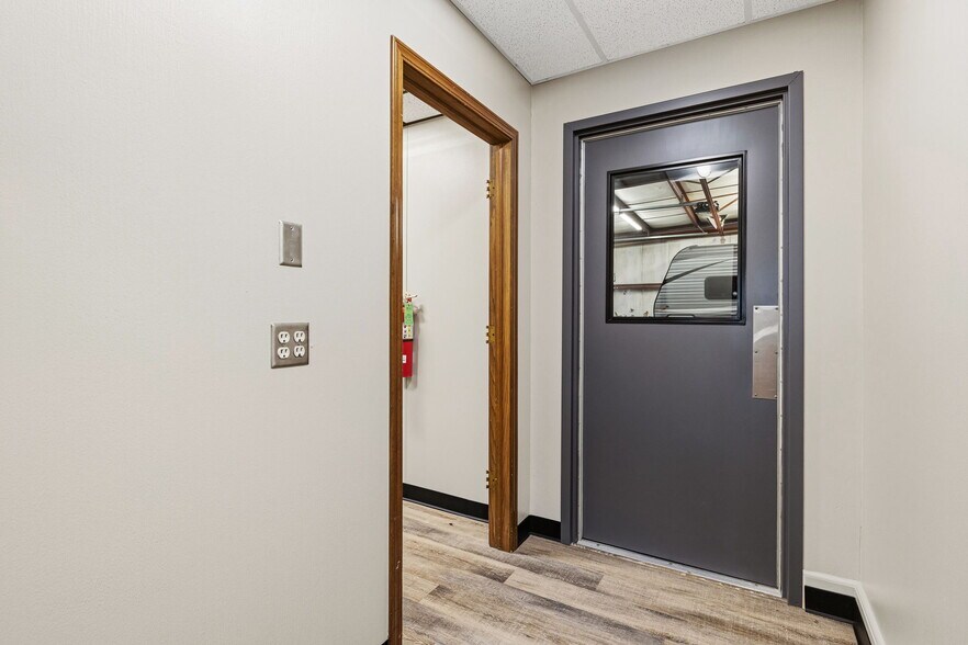More Photos Of 1510 Amity Ln, El Reno Industrial For Lease