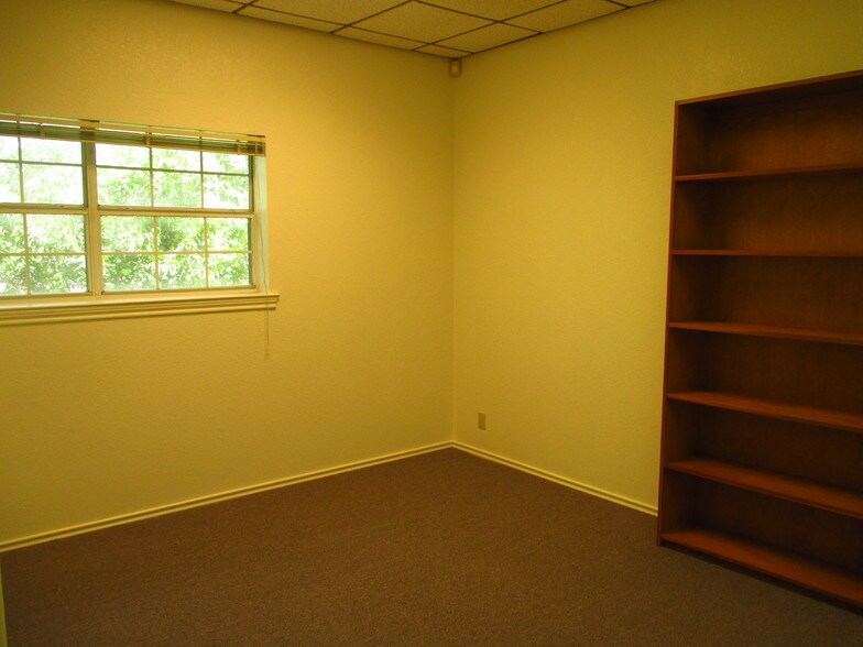 More Photos Of 303 N Carroll Blvd, Denton Office For Lease