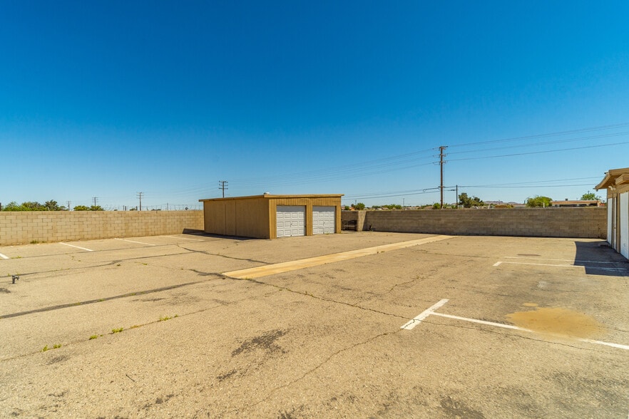 More Photos Of 8837 E Palmdale Blvd, Palmdale Research And Development For Sale