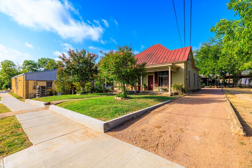More Photos Of 303 W Austin St, Fredericksburg Office Residential For Sale