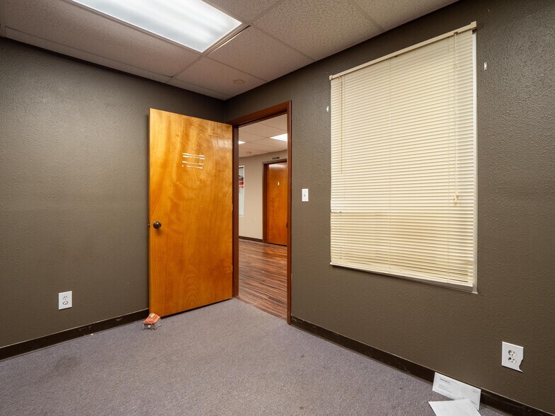 More Photos Of 122 E Carl Albert Pky, Mcalester Office For Sale