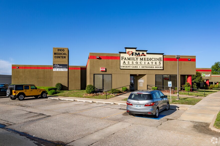 Primary Photo Of 3100 S Elm Pl, Broken Arrow Medical For Lease