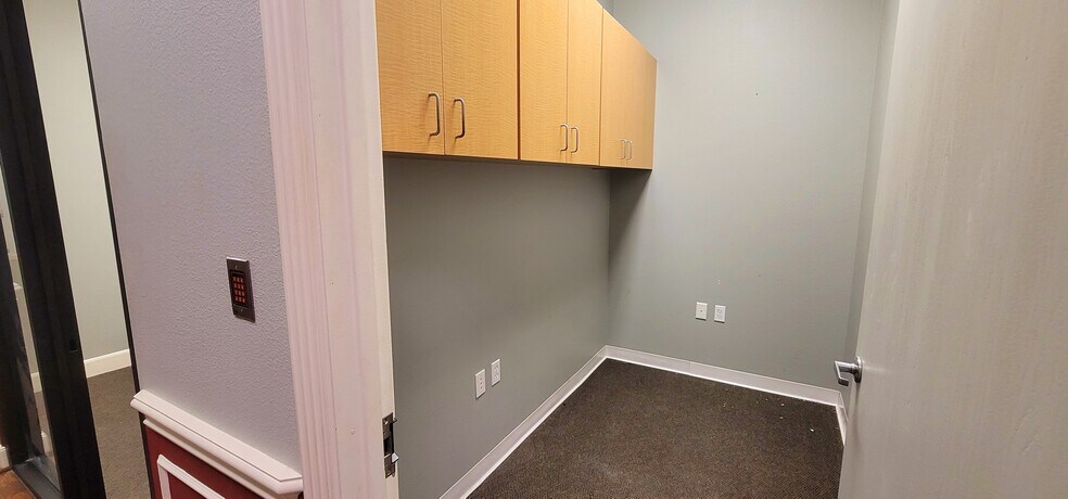More Photos Of 901 E Highway 90A, Richmond Storefront Retail Office For Lease