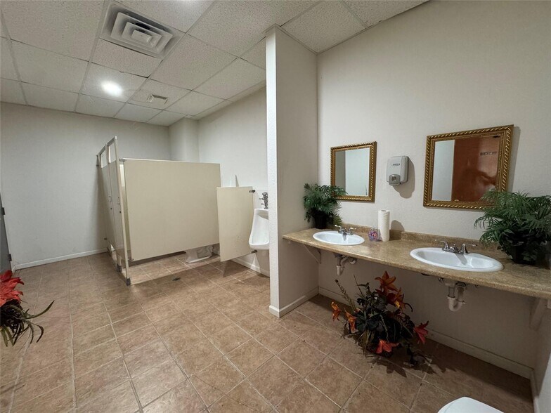 More Photos Of 1427 Russell Rd, Shreveport Office For Sale