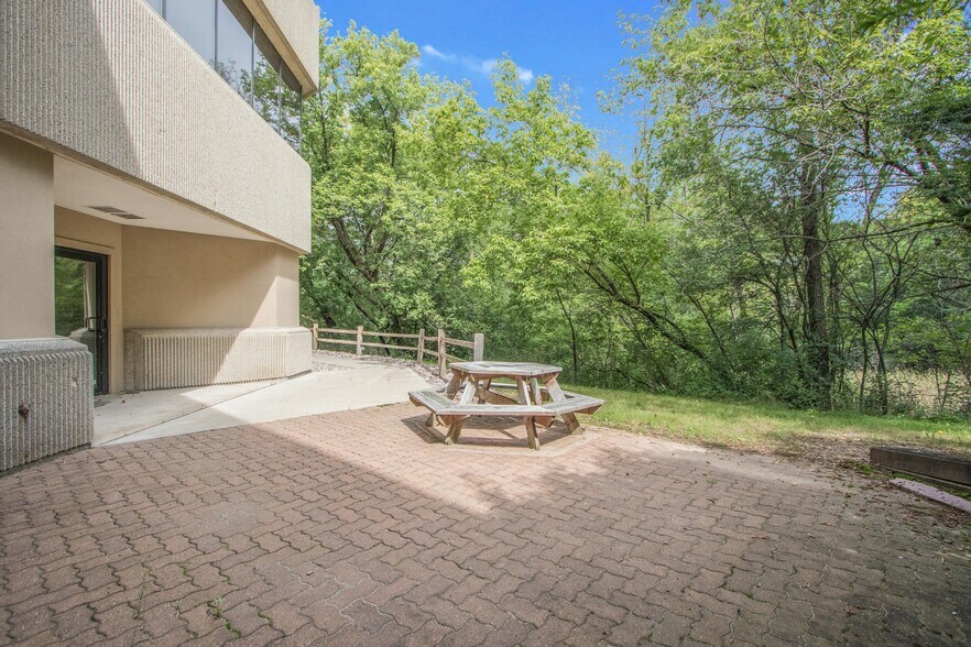 More Photos Of 1088 Springhurst Dr, Green Bay Office For Lease