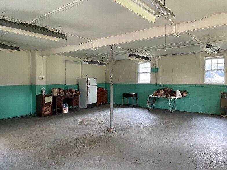 More Photos Of 260 Calvary St, Waltham Light Distribution For Lease