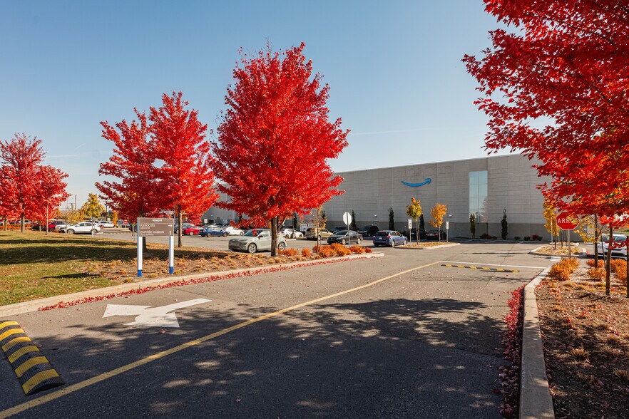More Photos Of 5799 Rte De L'aéroport, Longueuil Distribution For Lease
