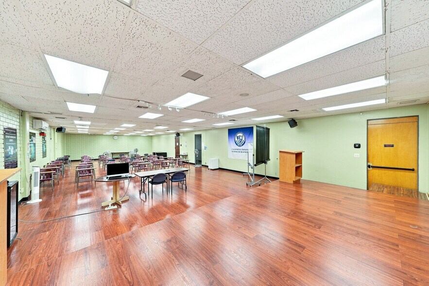 More Photos Of 2333 Beverly Blvd, Los Angeles Office For Lease