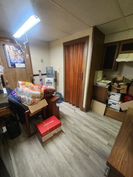 More Photos Of 217 Steedly Dr, Louisville Light Distribution For Sale