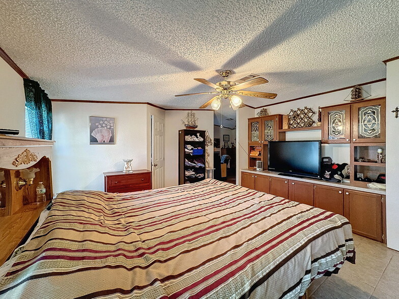 More Photos Of 15525 Shady Hills Rd, Spring Hill Restaurant For Sale