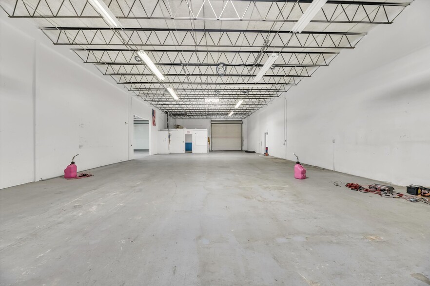 More Photos Of 224 NE 32nd Ct, Oakland Park Warehouse For Sale