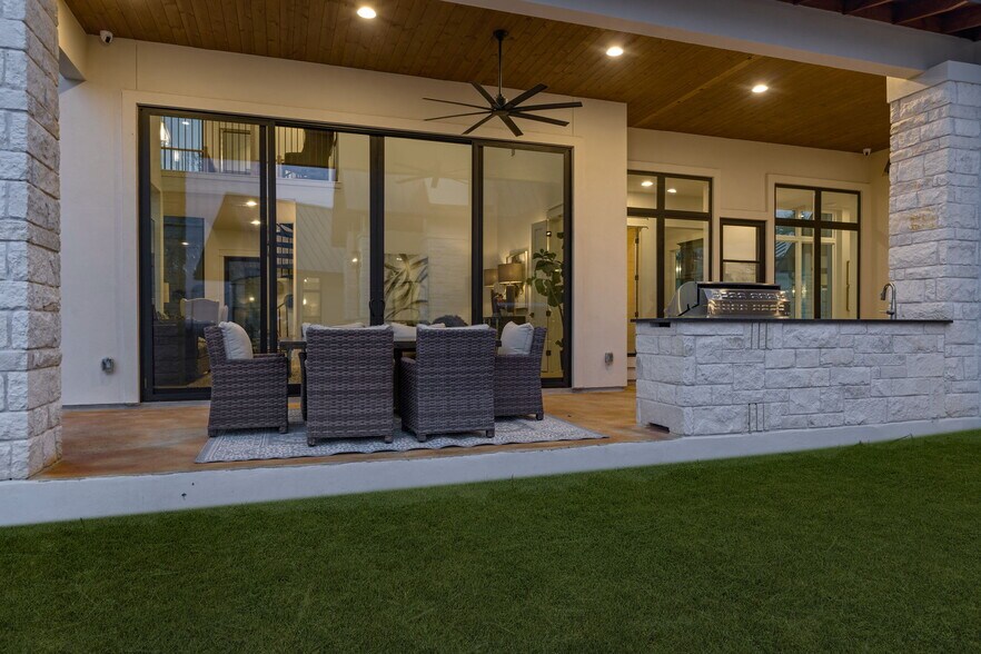 More Photos Of 7505 E US Highway 290, Johnson City Flex For Sale