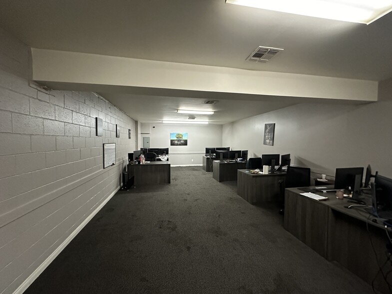 More Photos Of 1735 Hale St, Glendale Flex For Lease