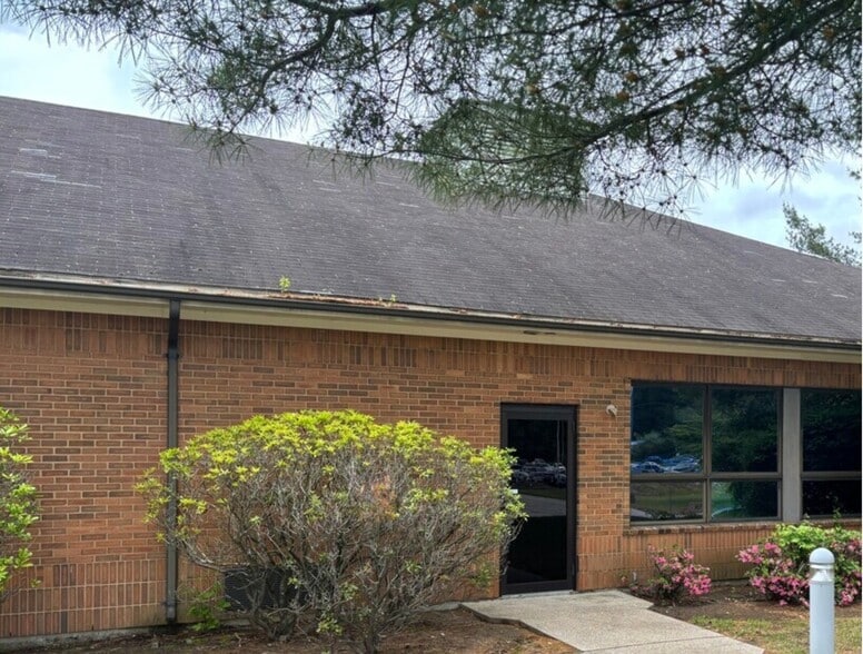 More Photos Of 58 Old Quaker Ln, West Warwick Office For Sale