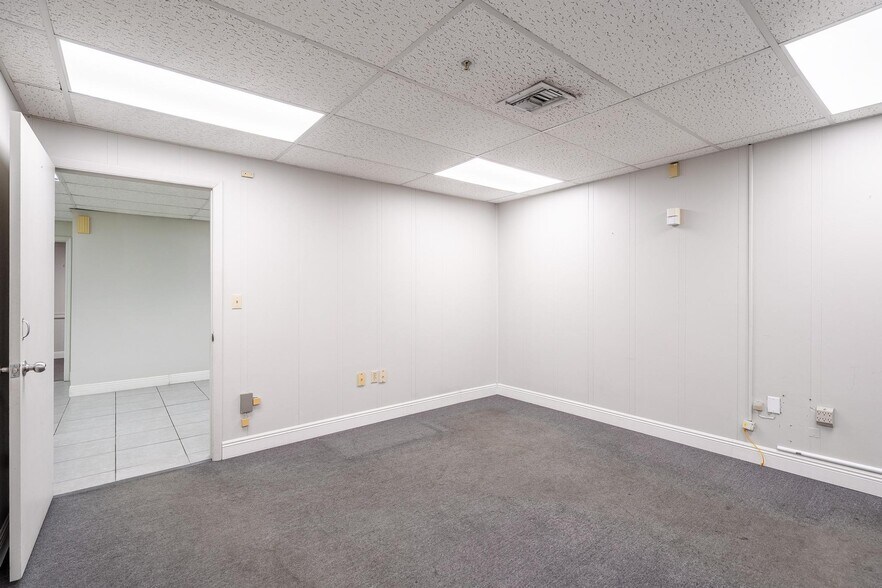 More Photos Of 9665 NW 13th St, Doral Warehouse For Lease