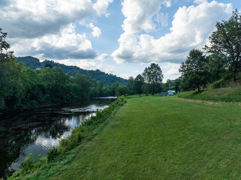 More Photos Of 371 Riverview Dr, Waynesville Manufactured Housing Mobile Home Park For Sale