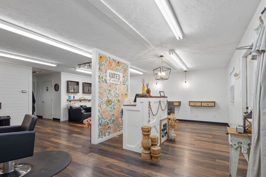 More Photos Of 116 S Franklin St, Brazil General Retail For Sale