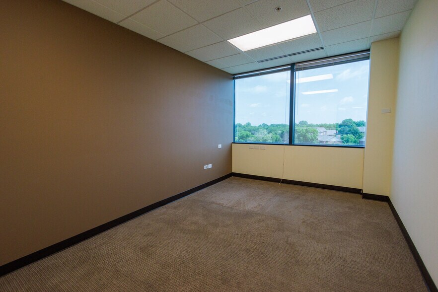 More Photos Of 650 E Algonquin Rd, Schaumburg Office For Lease