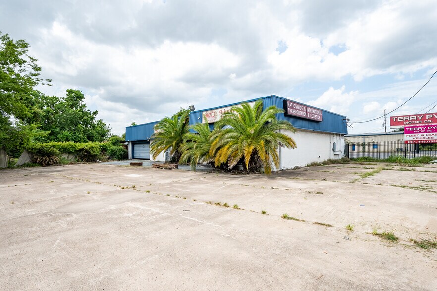 More Photos Of 17717 Highway 59 N, Humble Auto Repair For Sale