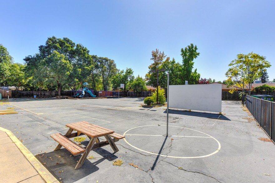 More Photos Of 4718-4740 Engle Rd, Carmichael Loft Creative Space For Lease