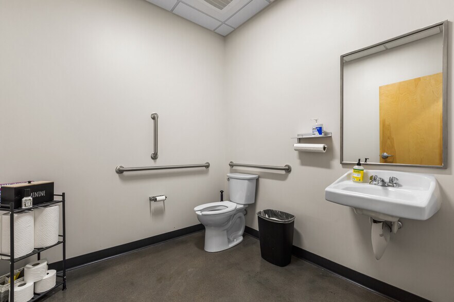 More Photos Of 1217 W 12th St, Kansas City Flex For Lease