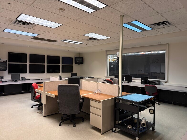 More Photos Of 4407 Alpha Rd, Dallas Industrial For Lease