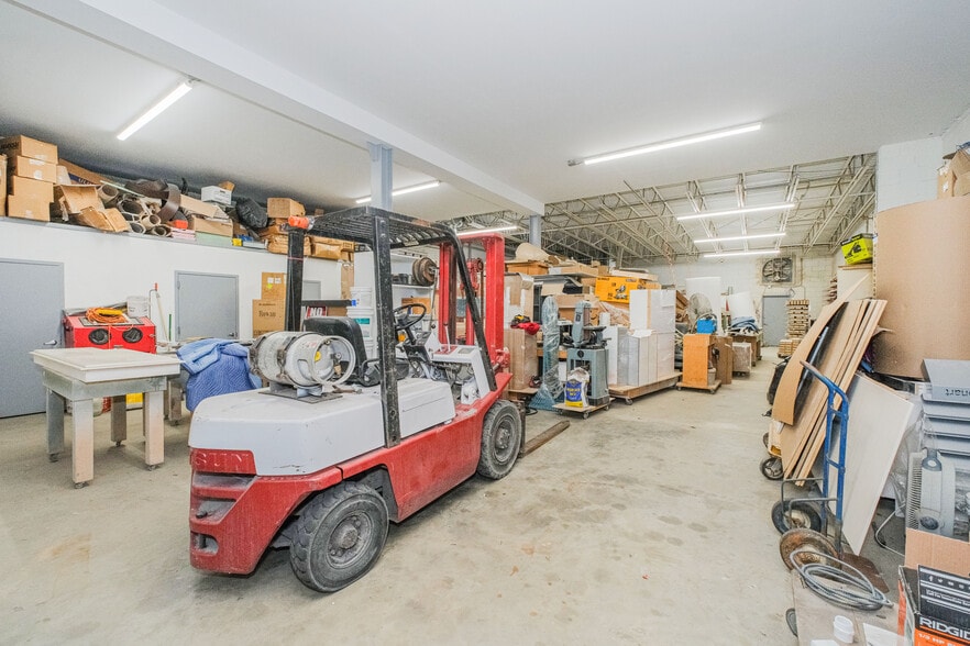 More Photos Of 1944-1952 Richmond Terrace, Staten Island Showroom For Lease