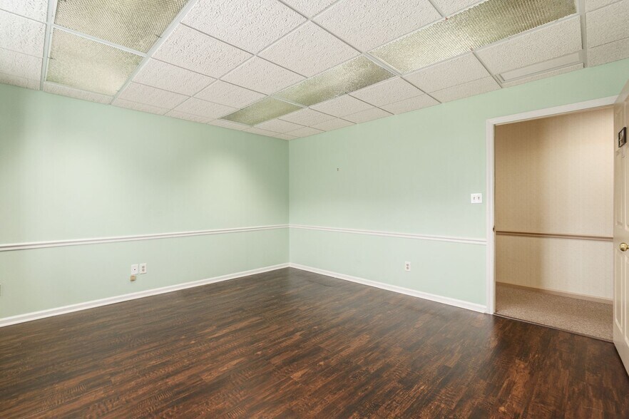 More Photos Of 261 W Johnstown Rd, Columbus Coworking Space
