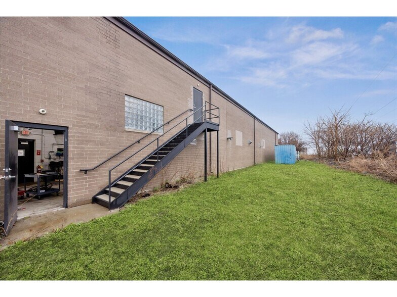 More Photos Of 13801 S Kenton Ave, Crestwood Warehouse For Sale