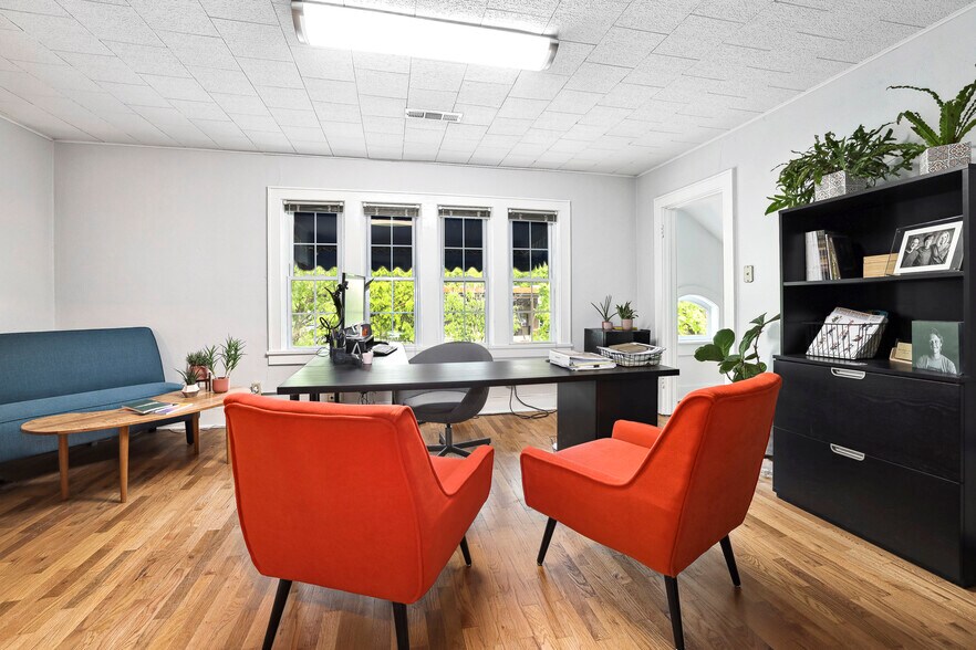 More Photos Of 355 N College Ave, Fayetteville Office Residential For Lease