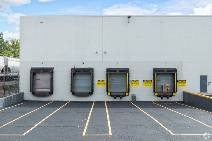 More Photos Of 95 Mayhill St, Saddle Brook Distribution For Lease