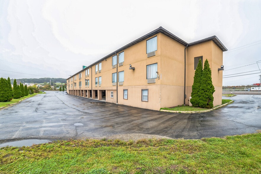 More Photos Of 138 Marsh Rd, Somerset Hotel For Sale