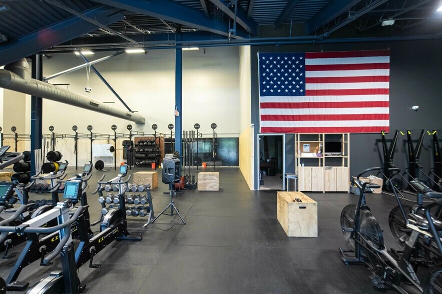 More Photos Of 3770 Dixie Hwy, Waterford Showroom For Sale