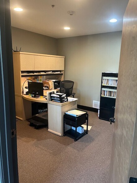 More Photos Of 11616 Shaffer Pl, Littleton Showroom For Lease