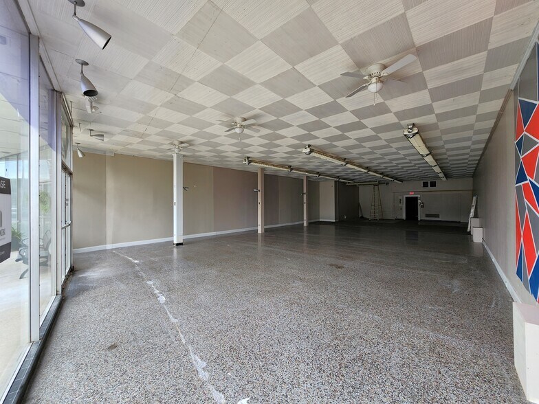 More Photos Of 206 E Main St, Rockwell Storefront Retail Office For Lease