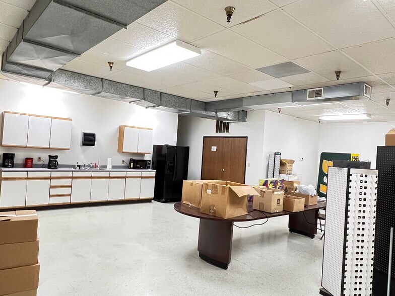 More Photos Of 1025 4 Bottle Dr, Valley City Industrial For Lease