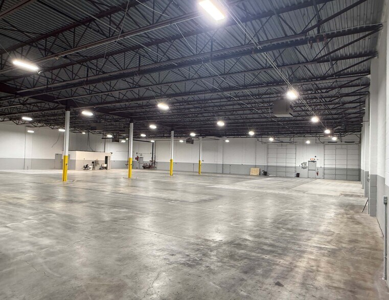 More Photos Of 1202 E Maple Rd, Troy Warehouse For Lease