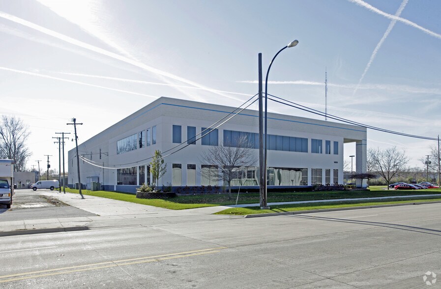 More Photos Of 14925 W 11 Mile Rd, Oak Park Research And Development For Lease
