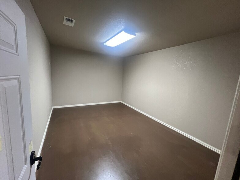 More Photos Of 1503 W Stan Schlueter Loop, Killeen Industrial For Lease