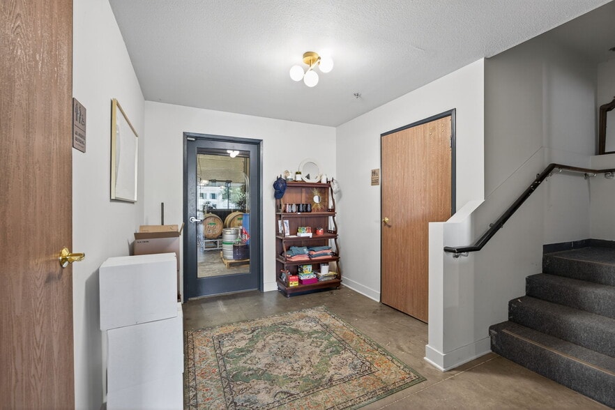 More Photos Of 4517 Market St, Ventura Light Distribution For Sale