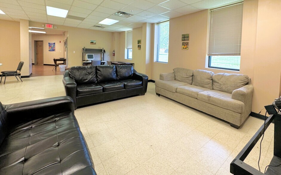 More Photos Of 575 Airport Rd, Gallatin Research And Development For Sale