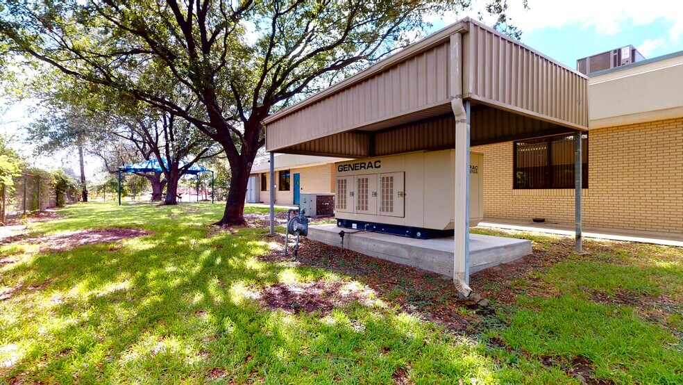 More Photos Of 4101 Clinton Dr, Houston Bank For Lease