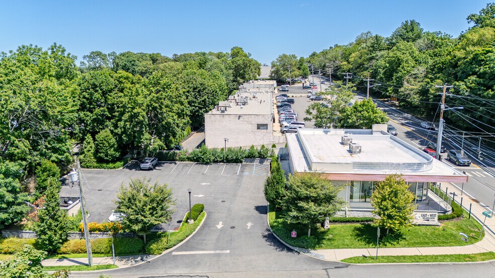 More Photos Of 607 W Jericho Tpke, Huntington General Retail For Lease