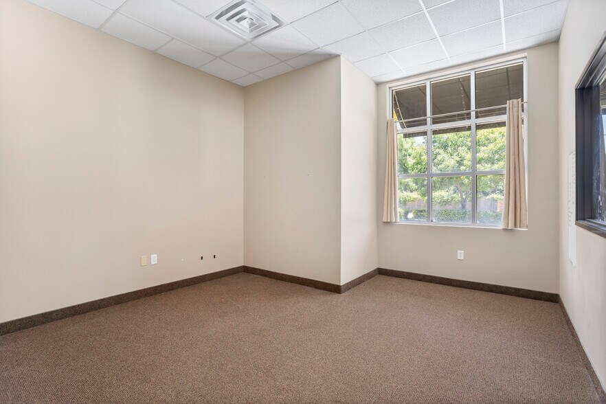 More Photos Of 2384 North Highway 287, Mansfield Office For Lease