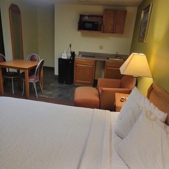 More Photos Of 3040 5th Ave S, Fort Dodge Hotel For Sale