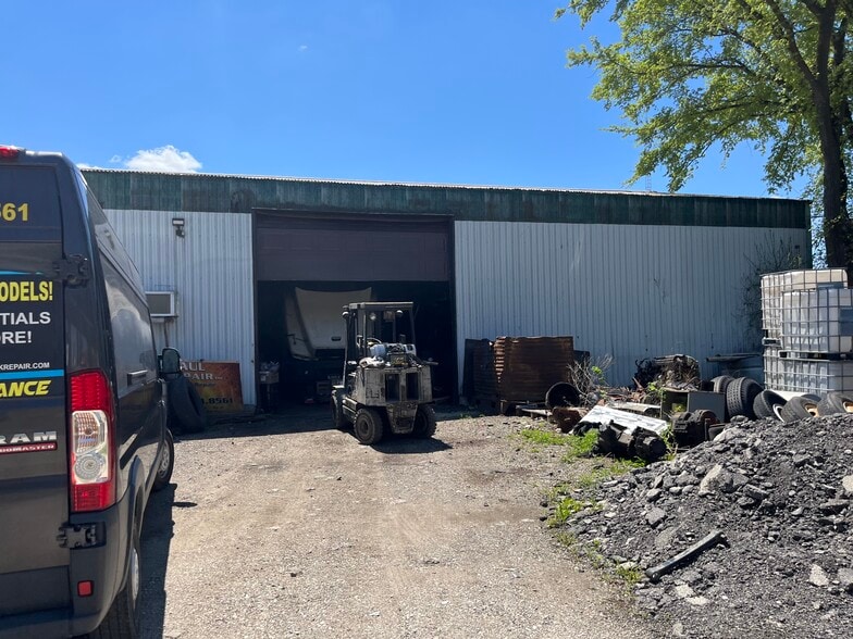 More Photos Of 606 Railroad St, Joliet Warehouse For Lease