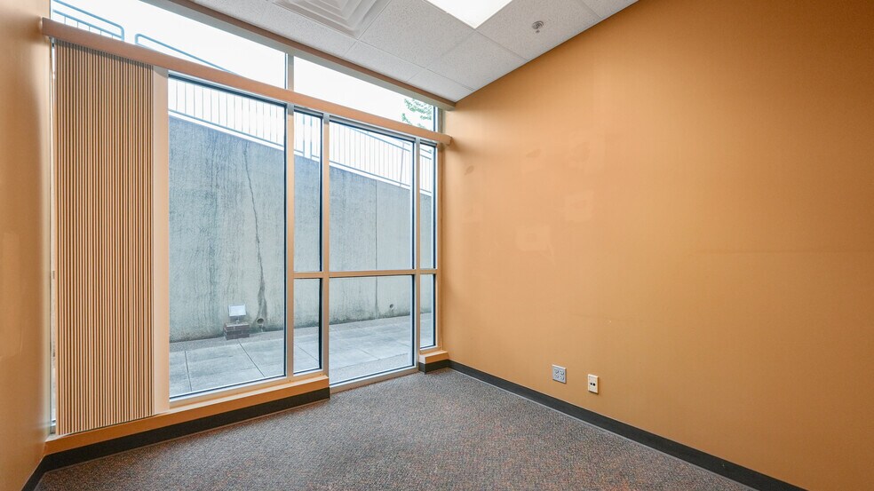 More Photos Of 2265 Bagnell Dam Blvd, Lake Ozark Office For Sale