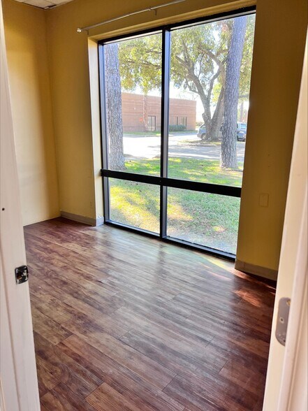 More Photos Of 9802 Whithorn Dr, Houston Office For Sale